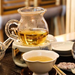 查快递导航答疑编辑在安静的咖啡馆角落回复用户邮件反馈，笔记本电脑旁摊开一张手写的常见问题清单，气氛专注平和